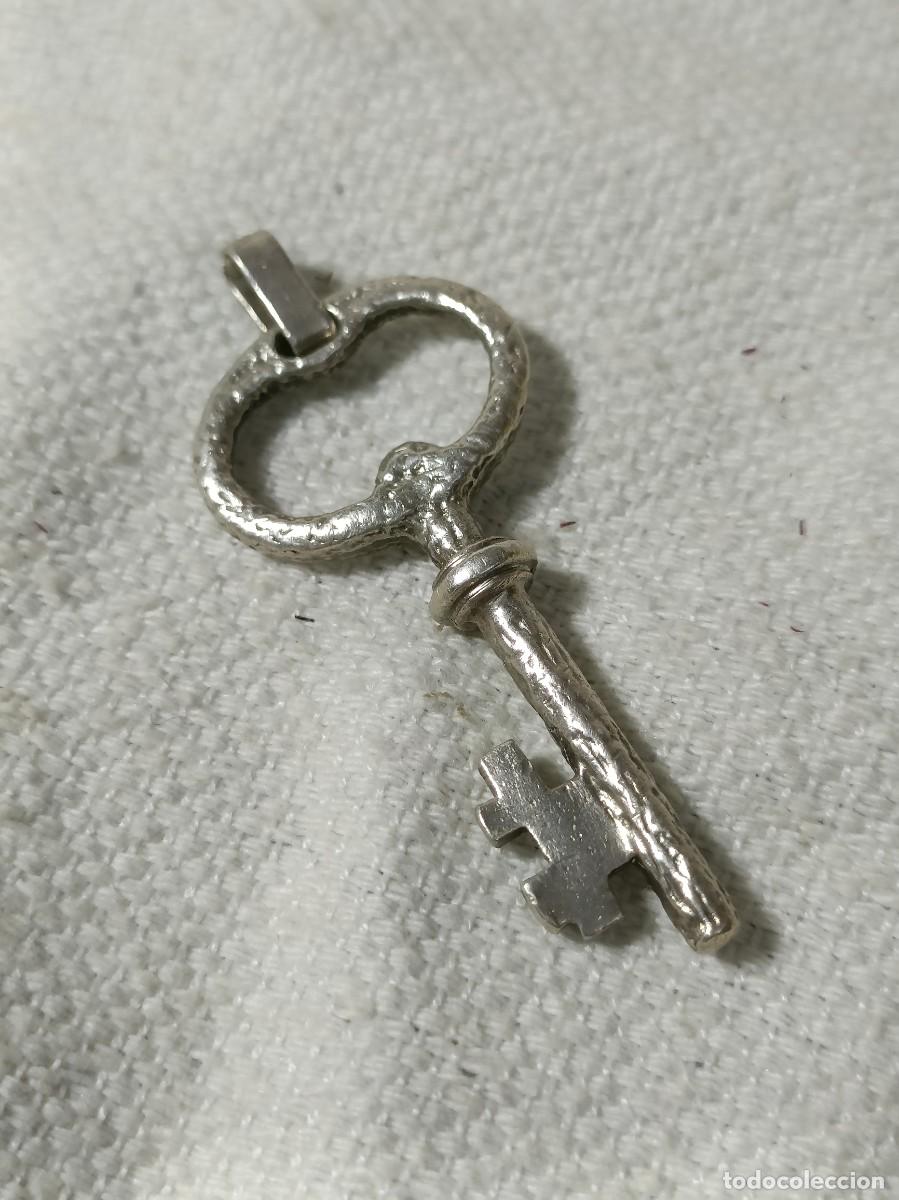 Antig&uuml;edades: Antiguo colgante llave de plata - Foto 3