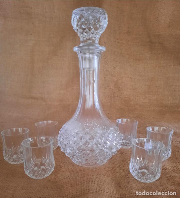 Antig&uuml;edades: BOTELLA LICORERA (500 c.c.) CON 6 CHUPITOS. - Foto 1