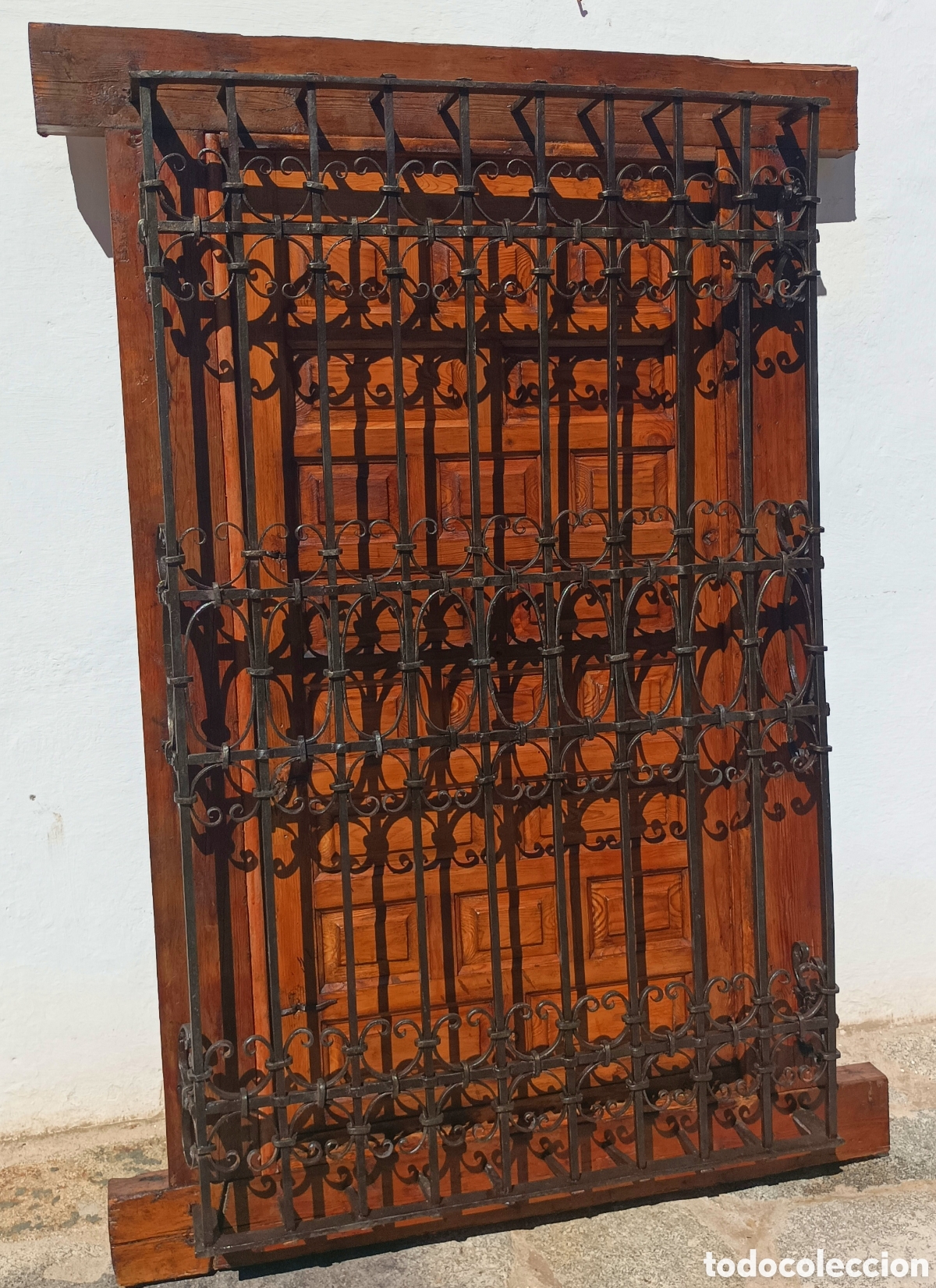 Antig&uuml;edades: Reja antig&uuml;a de forja y madera - Foto 2