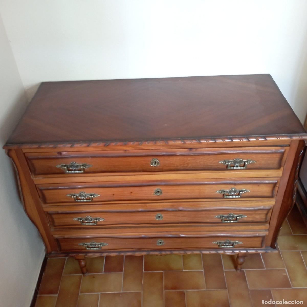 Antig&uuml;edades: comoda de madera antigua - Foto 1