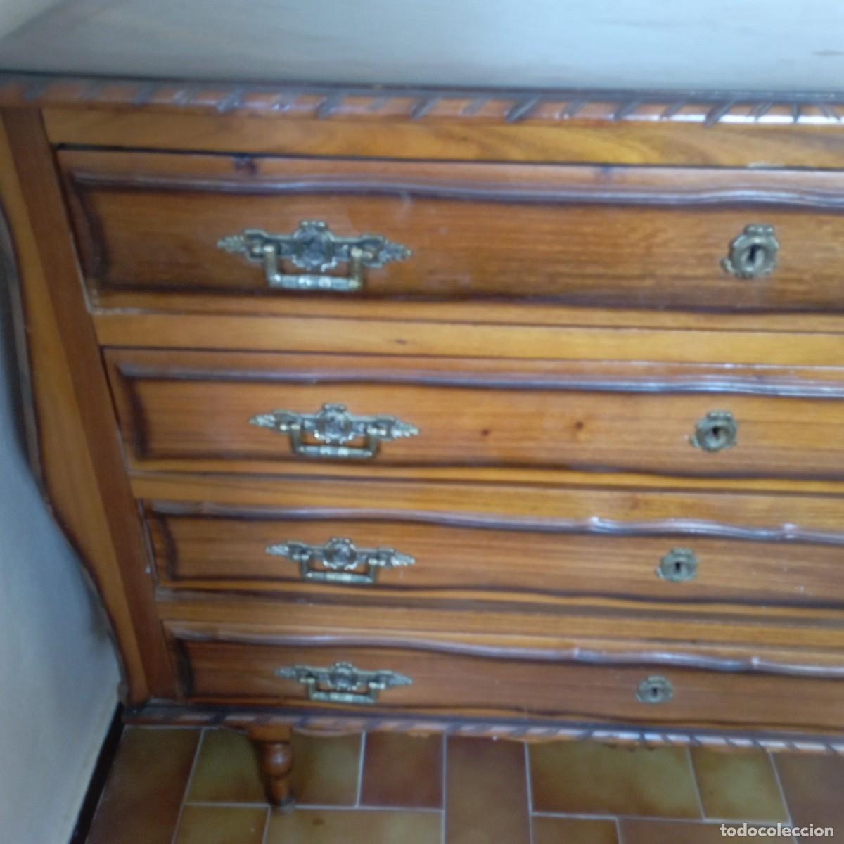 Antig&uuml;edades: comoda de madera antigua - Foto 3
