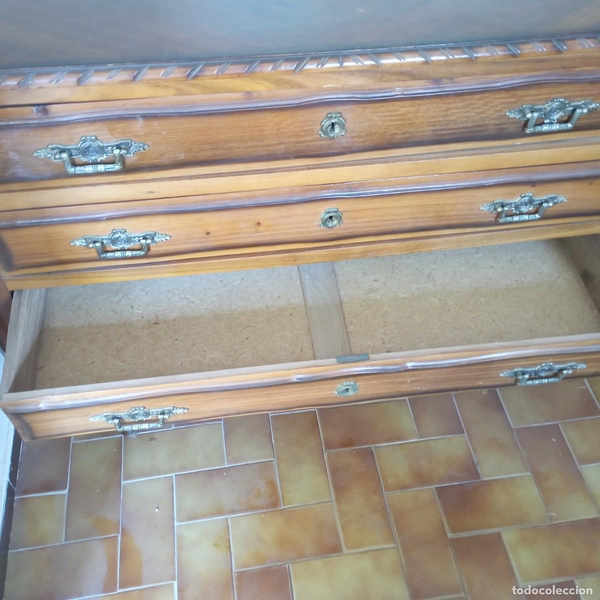 Antig&uuml;edades: comoda de madera antigua - Foto 5