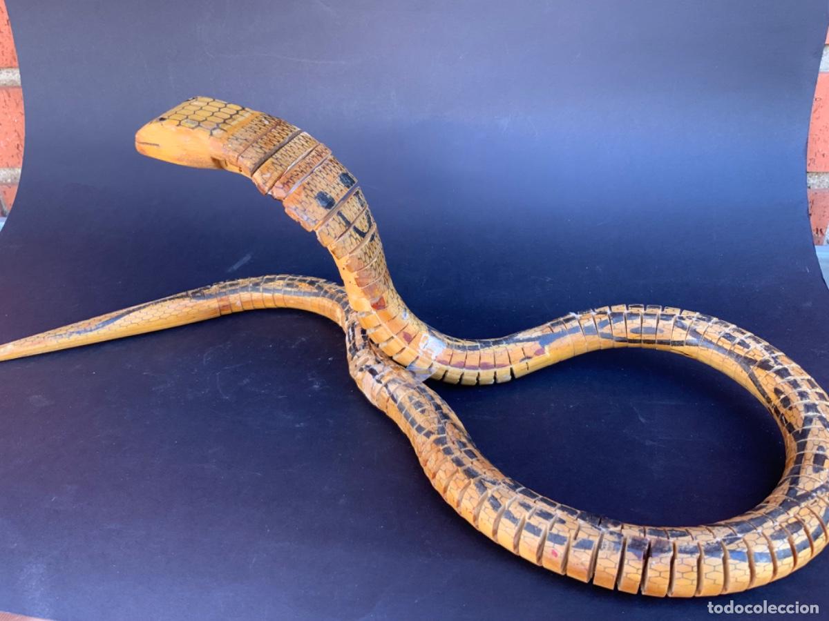 Antig&uuml;edades: COBRA DE MADERA ARTICULADA. Precioso juguete hind&uacute;. 85 Cm.