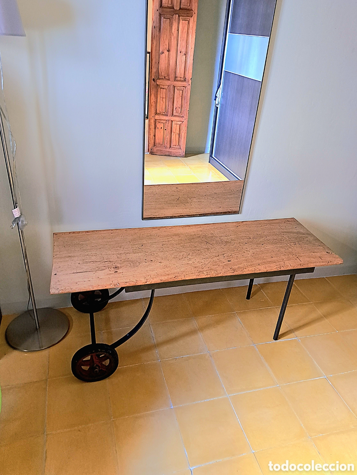 Antig&uuml;edades: Mesa con ruedas - Foto 2
