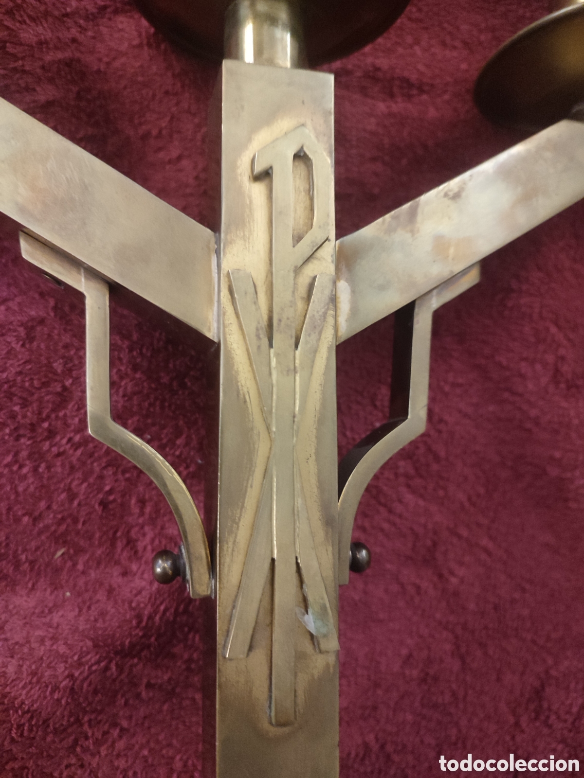 Antig&uuml;edades: Pareja de candelabros de altar de bronce y lat&oacute;n - Foto 2