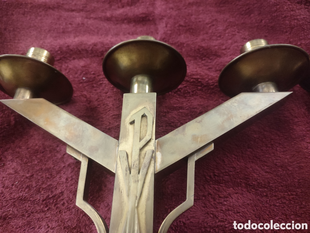 Antig&uuml;edades: Pareja de candelabros de altar de bronce y lat&oacute;n - Foto 3