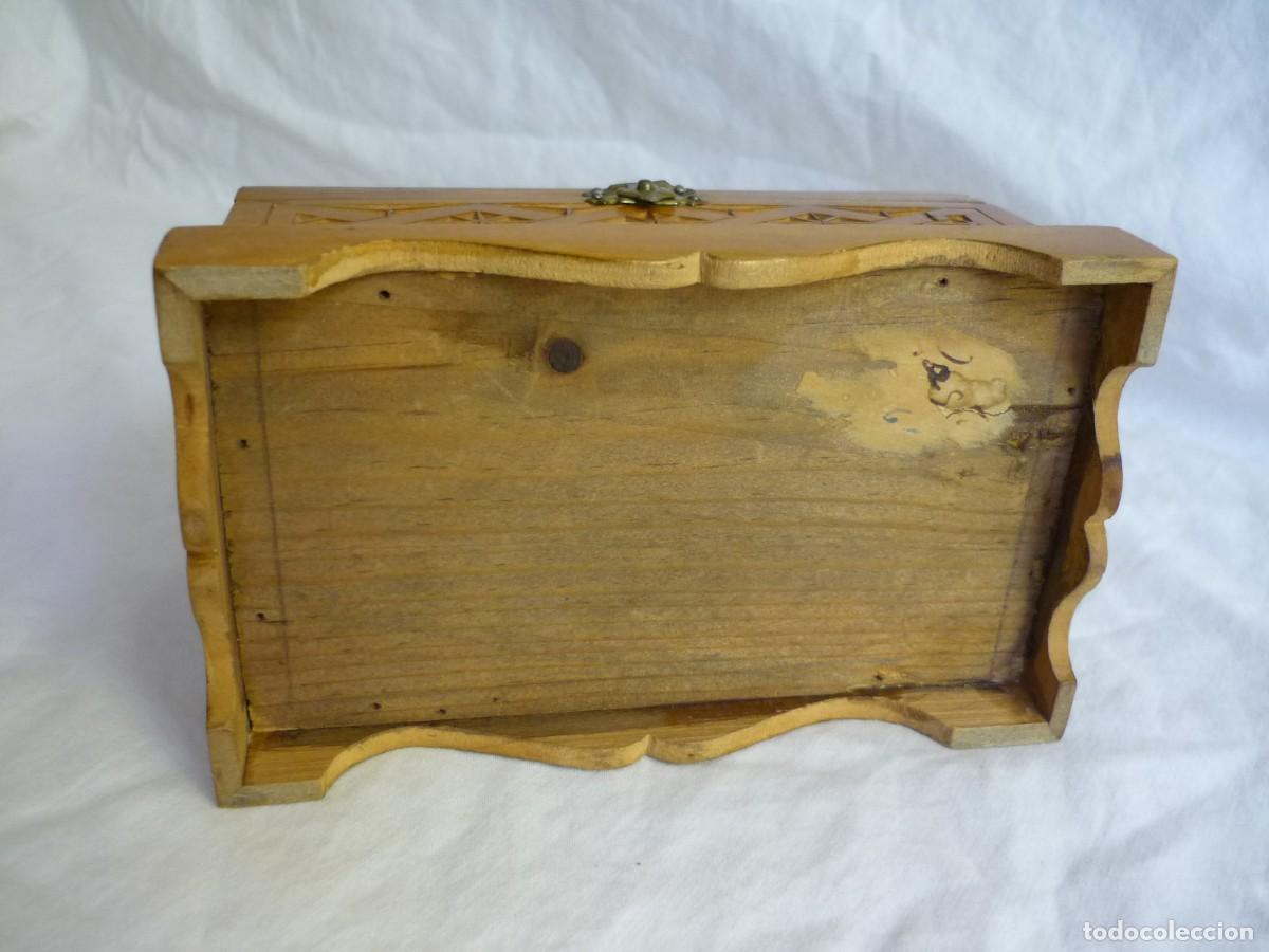 Antig&uuml;edades: Antigua caja de madera labrada en forma de ba&uacute;l - Foto 6