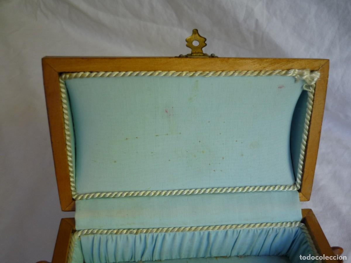 Antig&uuml;edades: Antigua caja de madera labrada en forma de ba&uacute;l - Foto 8