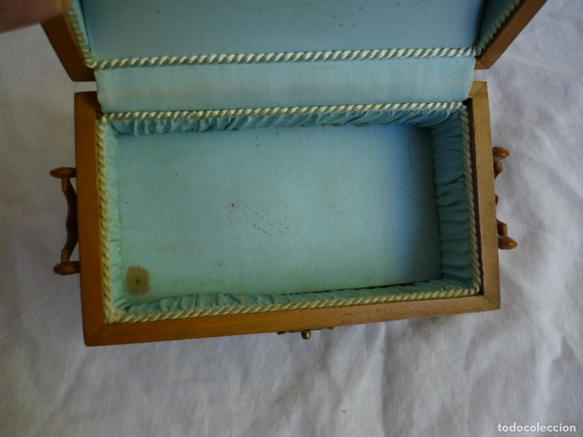 Antig&uuml;edades: Antigua caja de madera labrada en forma de ba&uacute;l - Foto 9
