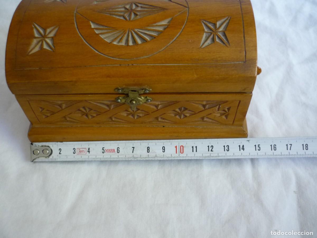 Antig&uuml;edades: Antigua caja de madera labrada en forma de ba&uacute;l - Foto 10