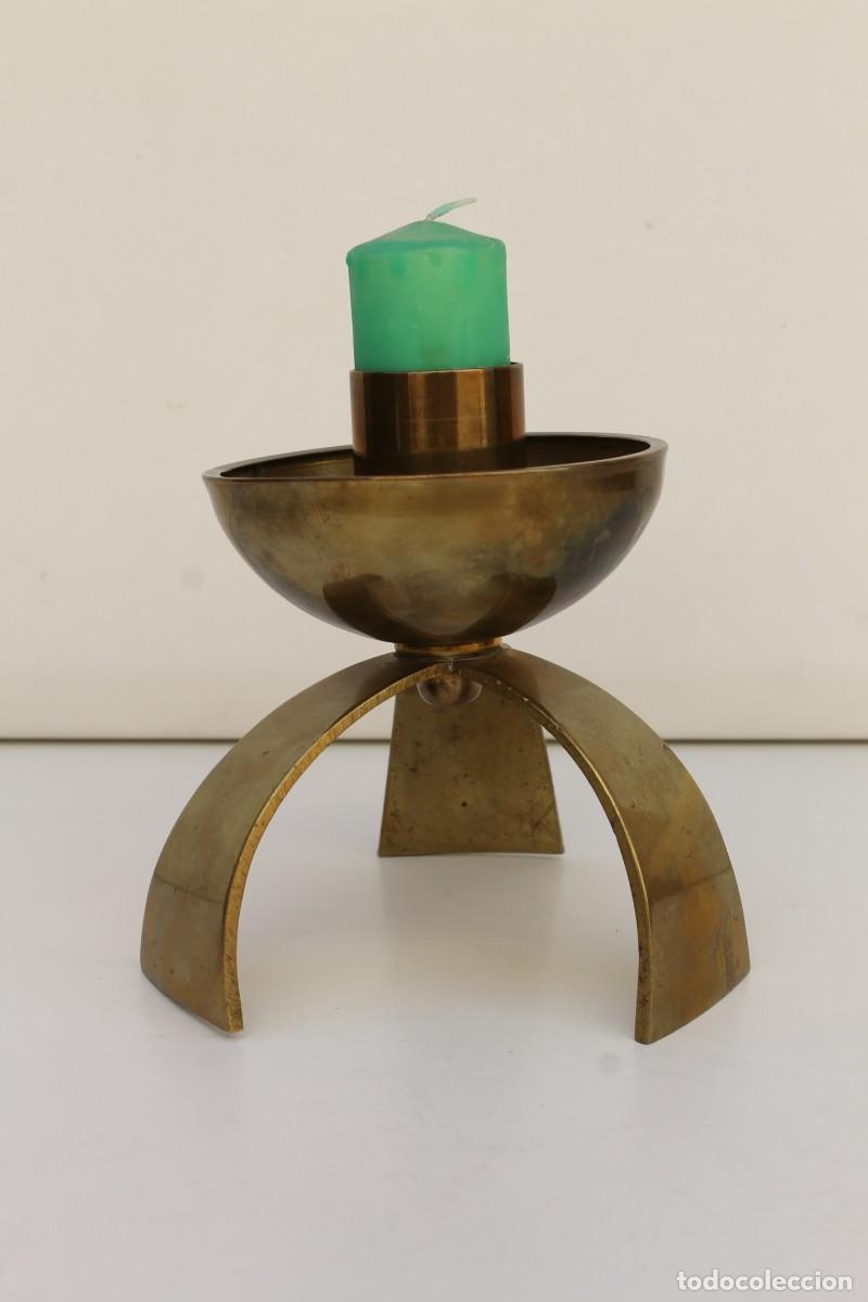 Antig&uuml;edades: CANDELABRO DE LATON - PORTAVELAS - Foto 1