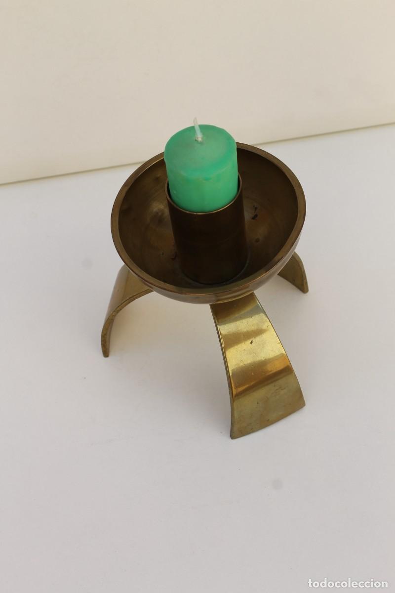 Antig&uuml;edades: CANDELABRO DE LATON - PORTAVELAS - Foto 2