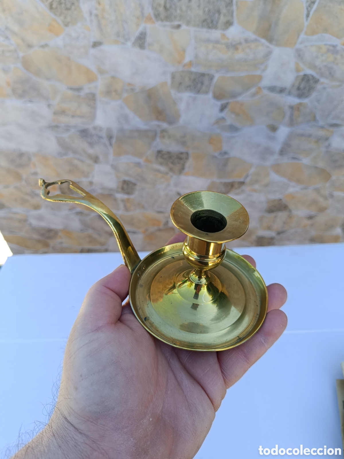 Antig&uuml;edades: Antiguo candelabro de lat&oacute;n - Foto 1