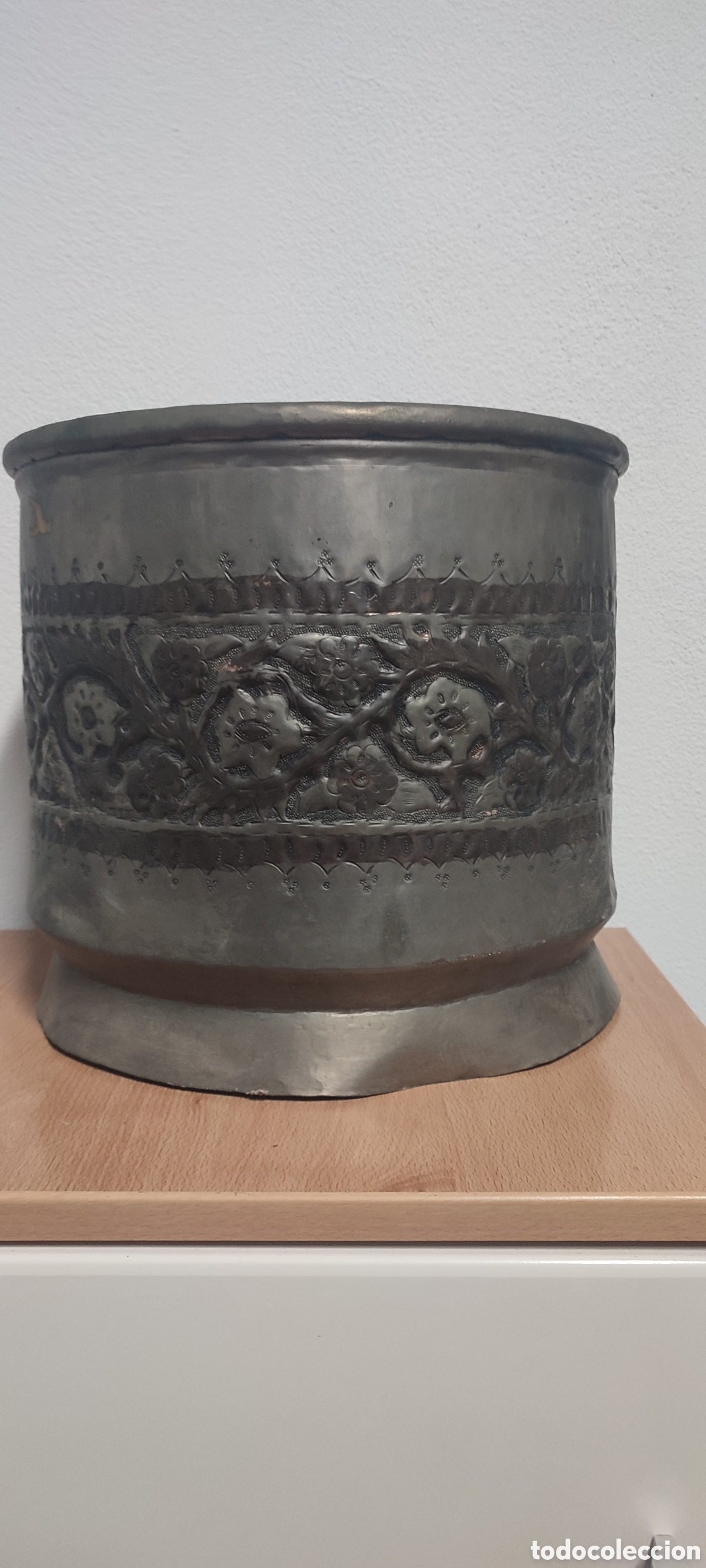 Antig&uuml;edades: Antiguo perol, cubo, macetero de cobre repujado. - Foto 2