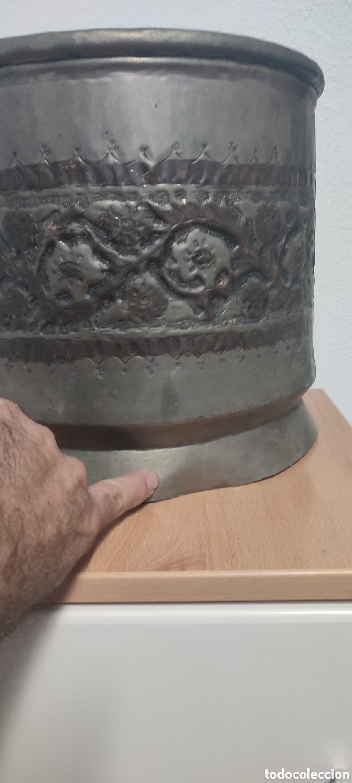 Antig&uuml;edades: Antiguo perol, cubo, macetero de cobre repujado. - Foto 3