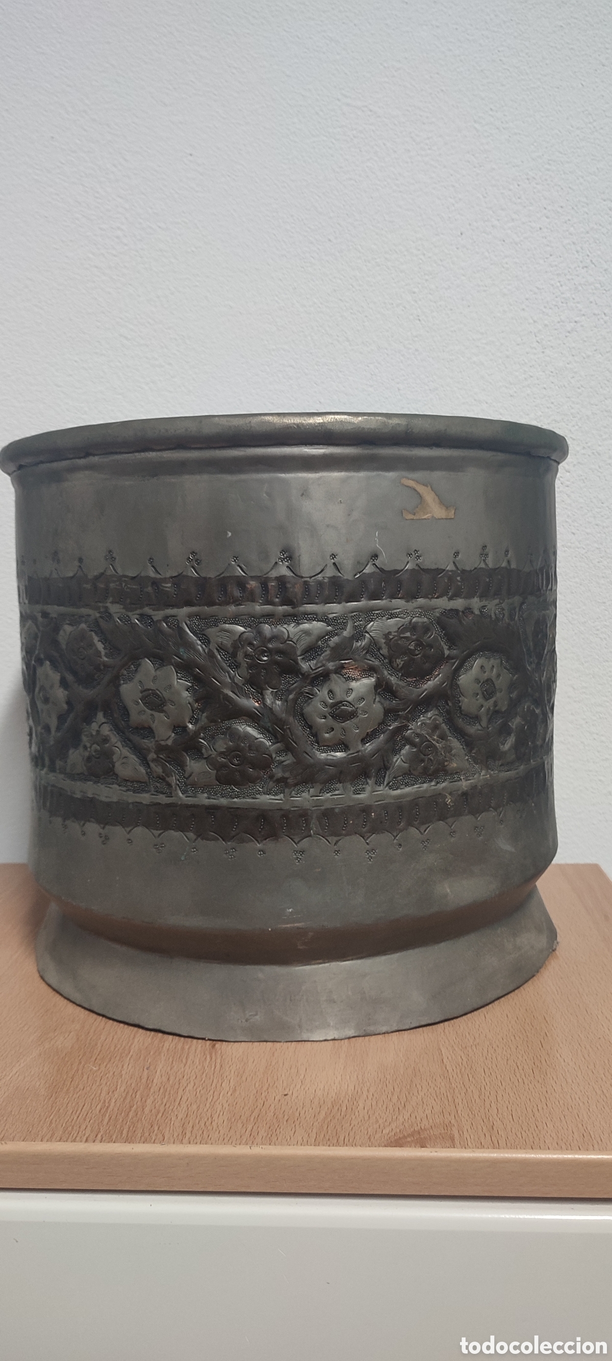 Antig&uuml;edades: Antiguo perol, cubo, macetero de cobre repujado. - Foto 1