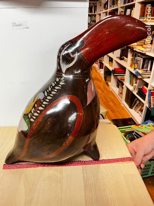 Antig&uuml;edades: ENORME TUCAN EN BARRO PINTADO A MANO.