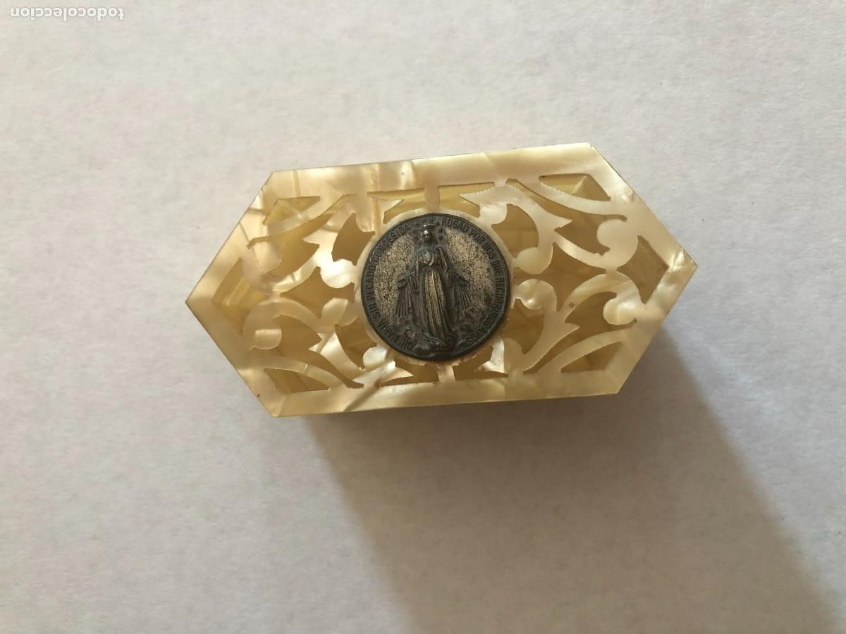 Antig&uuml;edades: CAJITA DE CELULOIDE CON MEDALLA DE LA VIRGEN INCRUSTADA. 8x4,5x3. - Foto 1