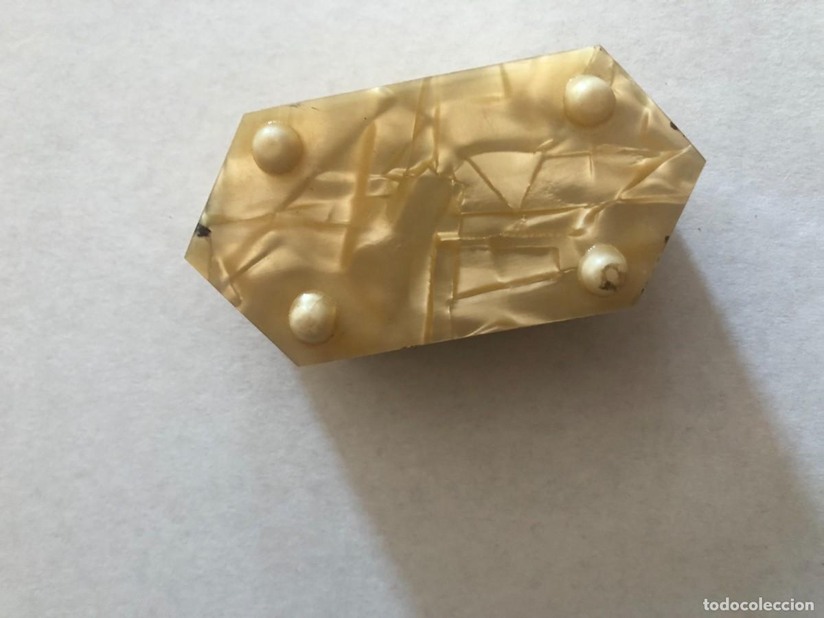 Antig&uuml;edades: CAJITA DE CELULOIDE CON MEDALLA DE LA VIRGEN INCRUSTADA. 8x4,5x3. - Foto 2