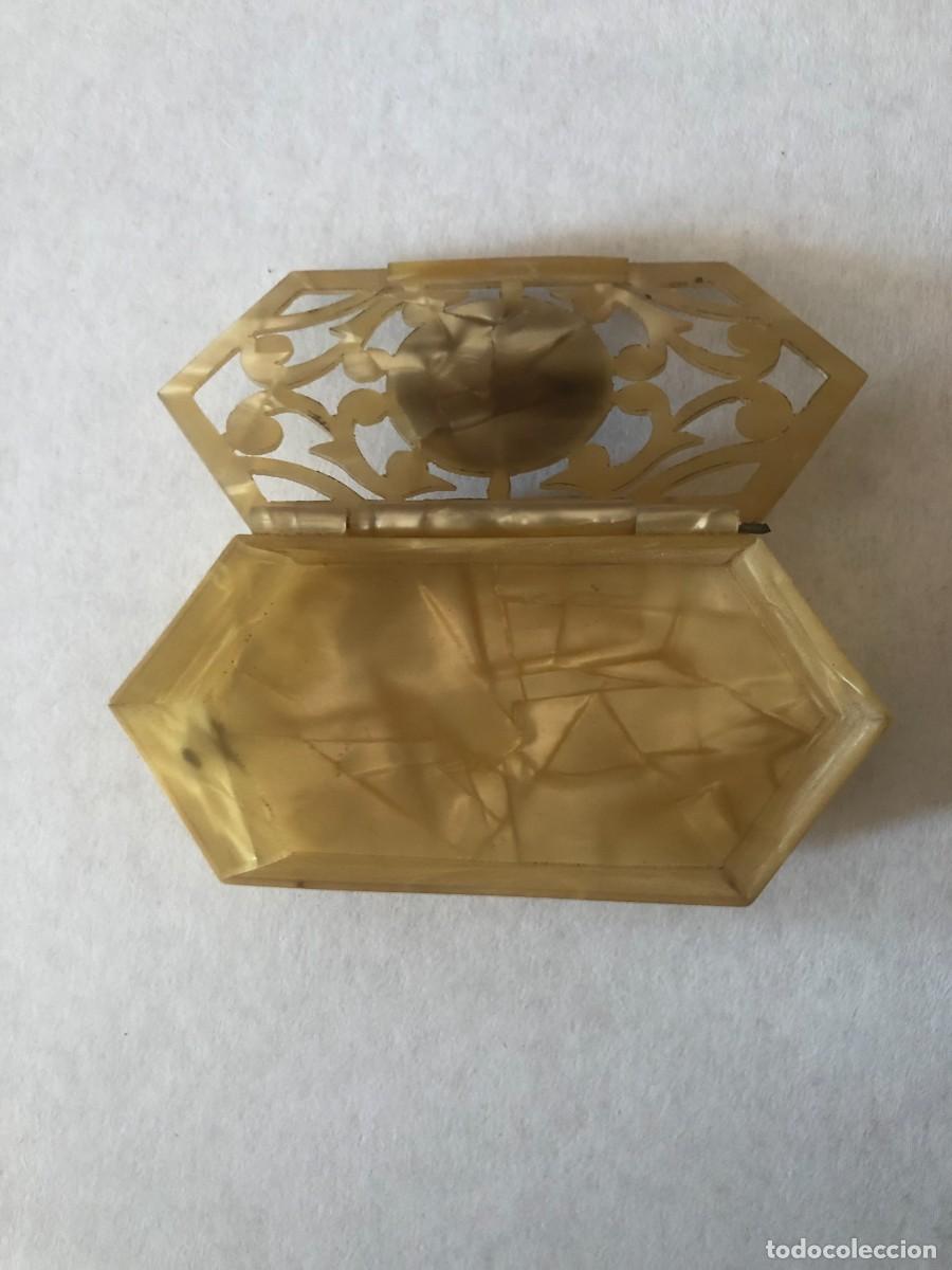 Antig&uuml;edades: CAJITA DE CELULOIDE CON MEDALLA DE LA VIRGEN INCRUSTADA. 8x4,5x3. - Foto 4