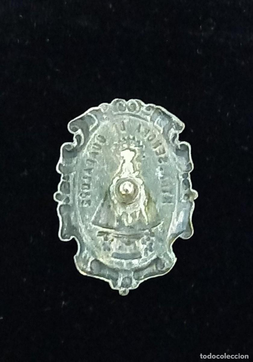 Antig&uuml;edades: Virgen de Guadalupe emblema plata - Foto 2