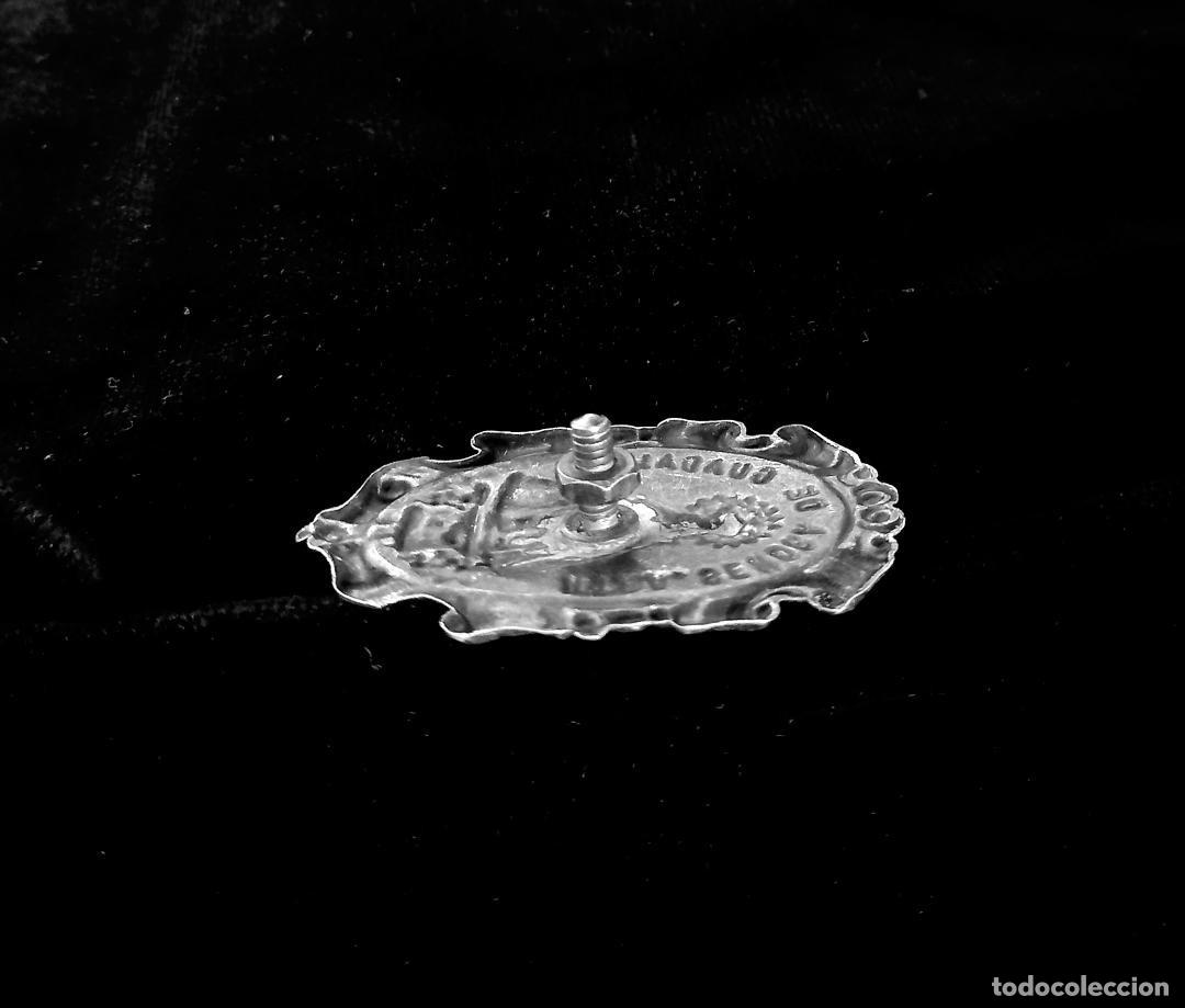 Antig&uuml;edades: Virgen de Guadalupe emblema plata - Foto 3