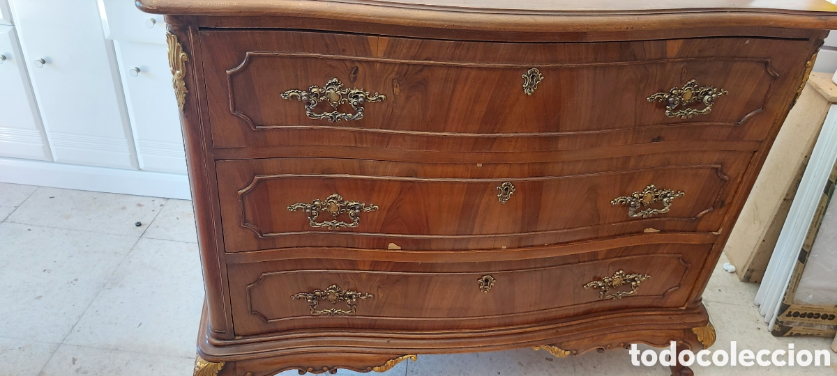 Antiquit&eacute;s: Comoda, cajonera clasica patas preciosas y adornos en dorado. Ancho 1.10, fondo 53, alto 90 aprox