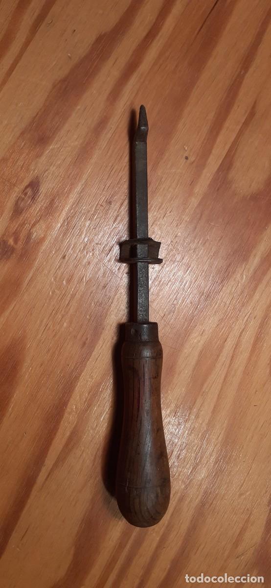 Antig&uuml;edades: Abrelatas antiguo mango de madera - Foto 1