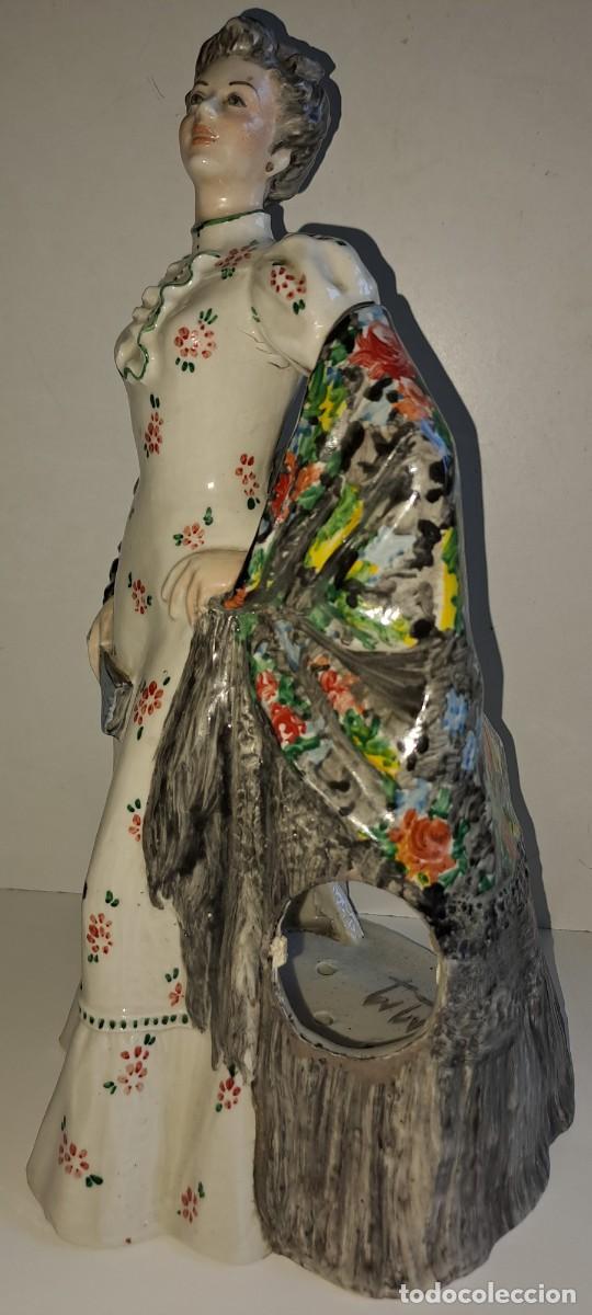Antiquit&eacute;s: Figura de mujer de porcelana.Con abertura en la parte posterior.Firmado en interior. Pintado a mano