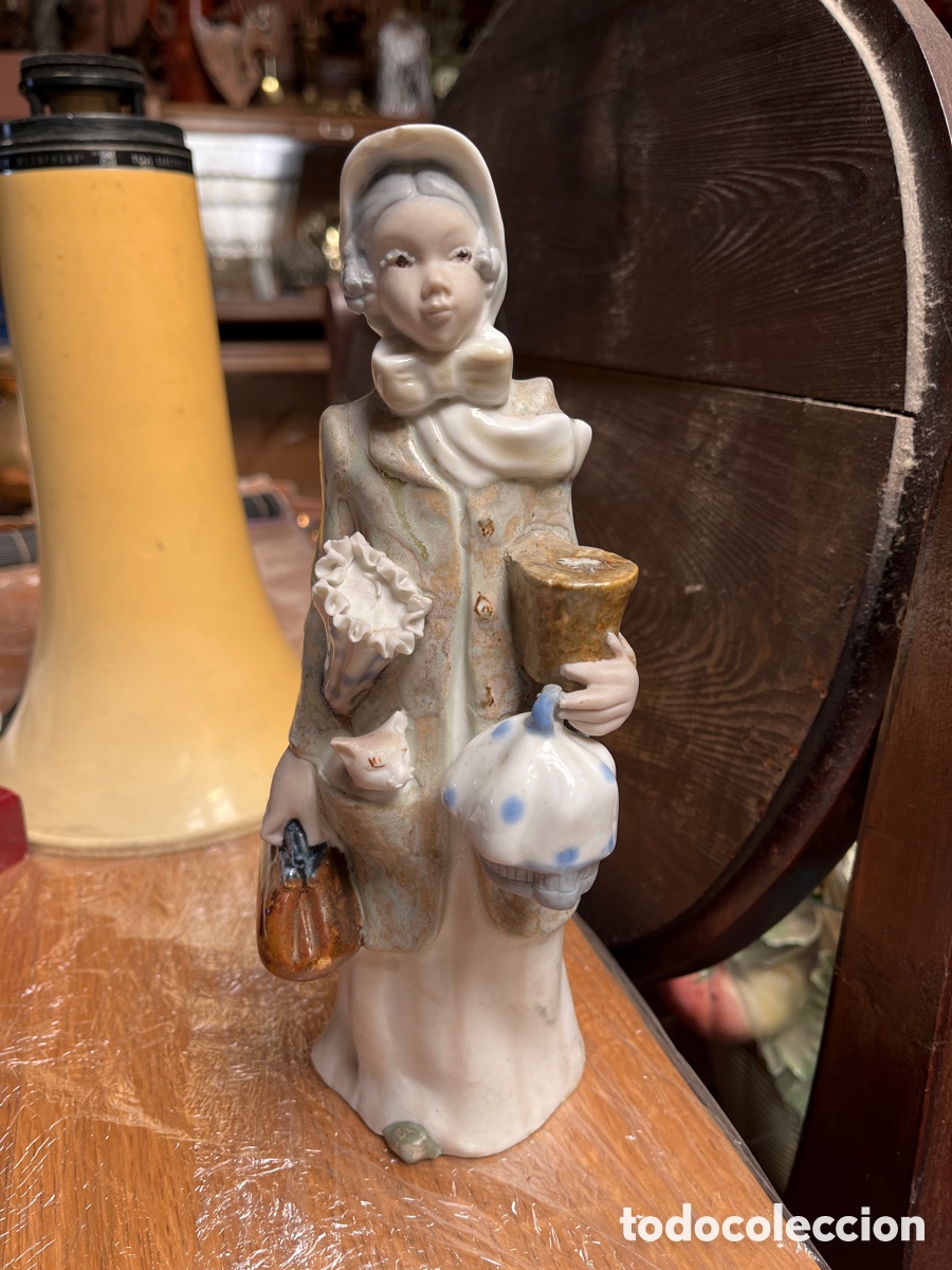 Antiquit&auml;ten: Preciosa figura de porcelana de se&ntilde;ora con gorro y gato.