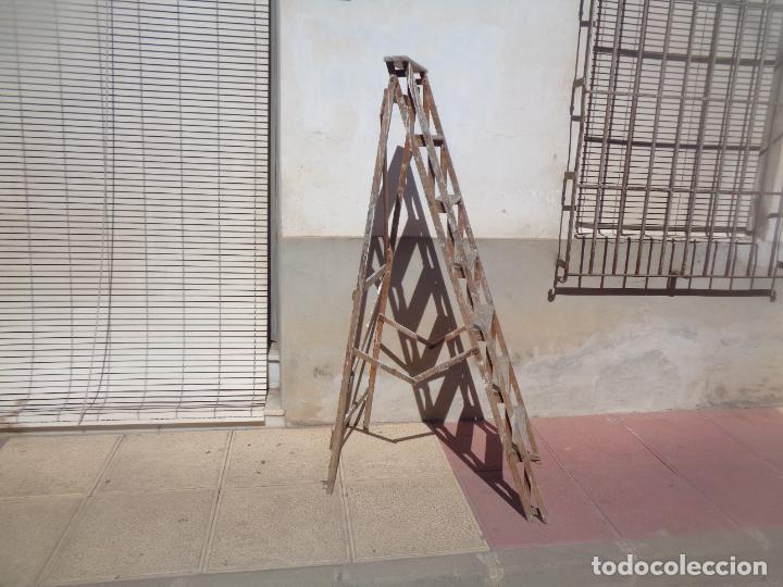 Antig&uuml;edades: ANTIGUA ESCALERA DE PINTOR - Foto 2