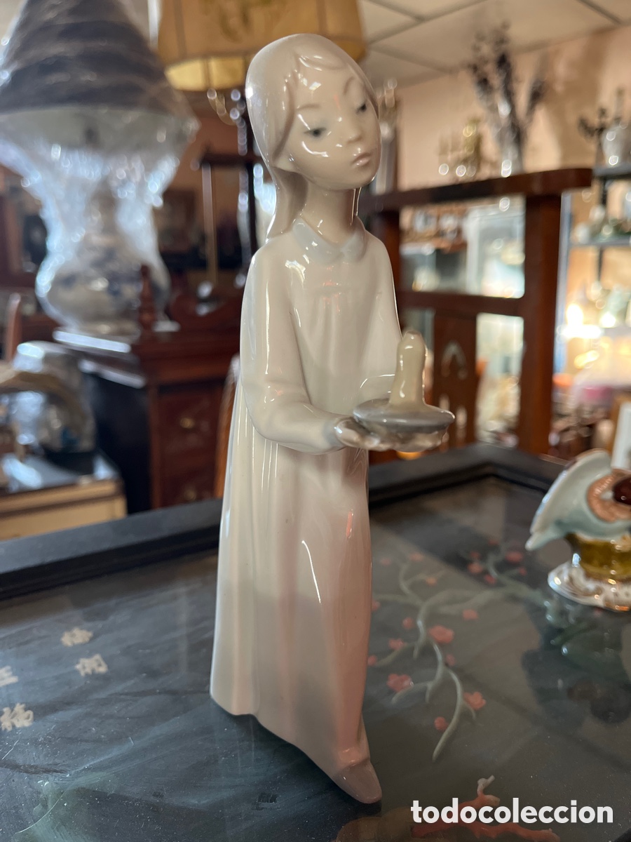 Antiquit&auml;ten: Figura de porcelana de ni&ntilde;a en camis&oacute;n portando vela.