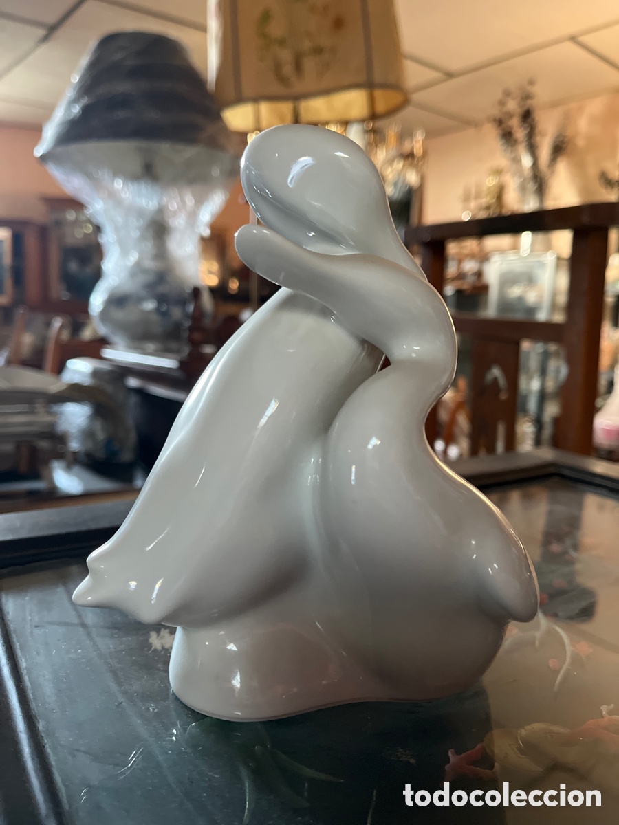 Antig&uuml;edades: Pareja de patos arrull&aacute;ndose. Figura en porcela blanca, sin firma.