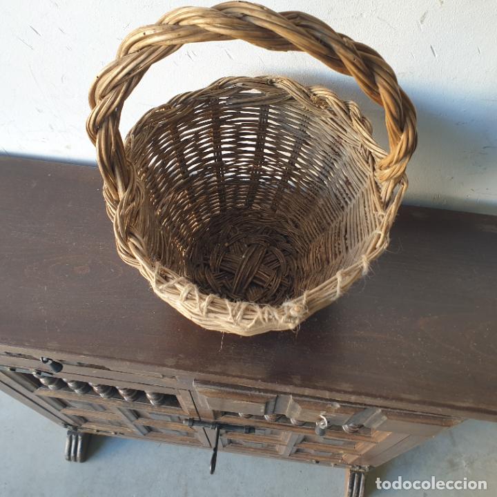 Antig&uuml;edades: ANTIGUA CESTA DE MIMBRE CON ASA - Foto 3