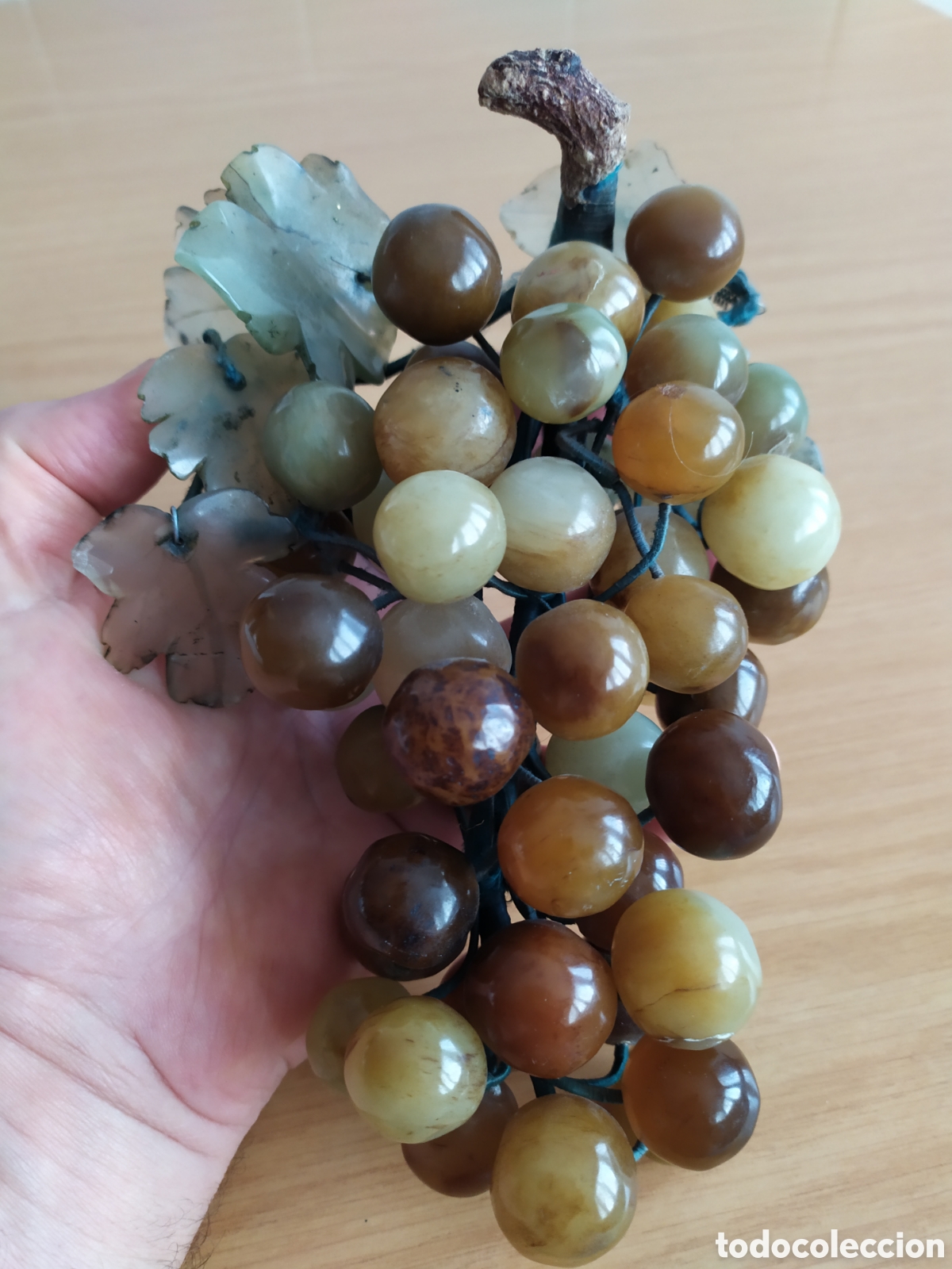 Antig&uuml;edades: Grande y antiguo racimo de uvas y hojas de Jade.