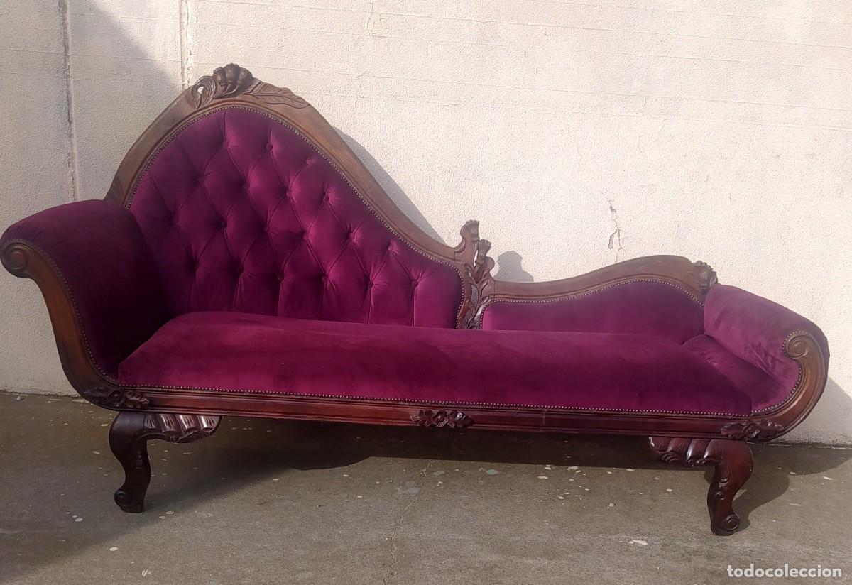 Antig&uuml;edades: Chaiselounge, madera tallada tapizada en terciopelo granate y capitone - Foto 1