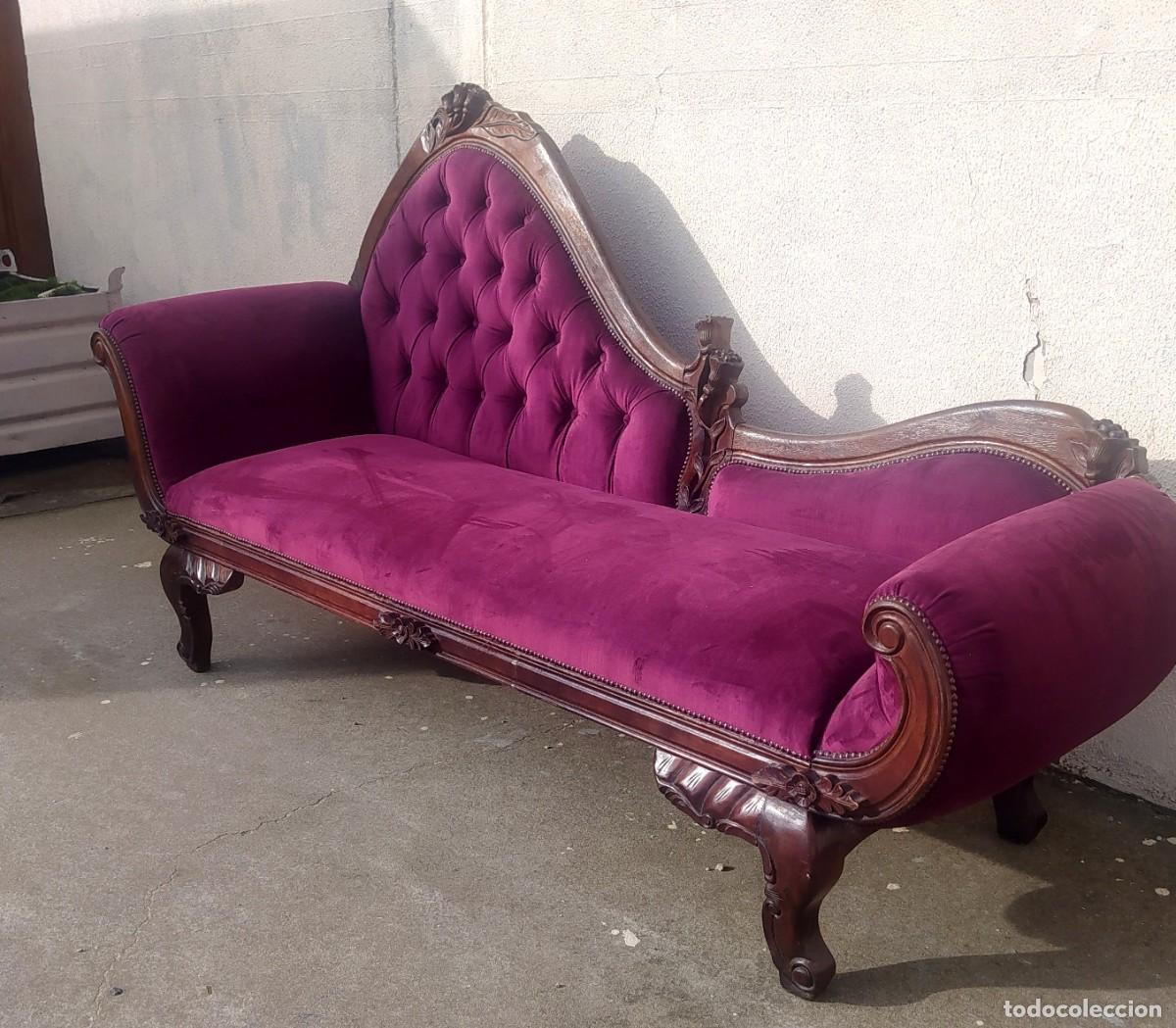 Antig&uuml;edades: Chaiselounge, madera tallada tapizada en terciopelo granate y capitone - Foto 2