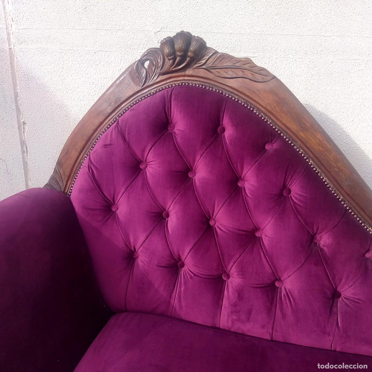 Antig&uuml;edades: Chaiselounge, madera tallada tapizada en terciopelo granate y capitone - Foto 4