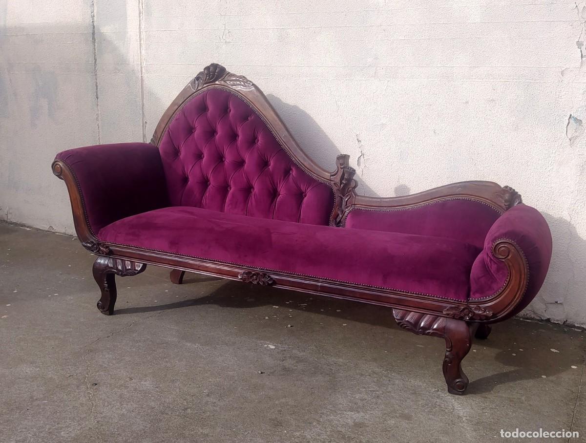Antig&uuml;edades: Chaiselounge, madera tallada tapizada en terciopelo granate y capitone - Foto 5