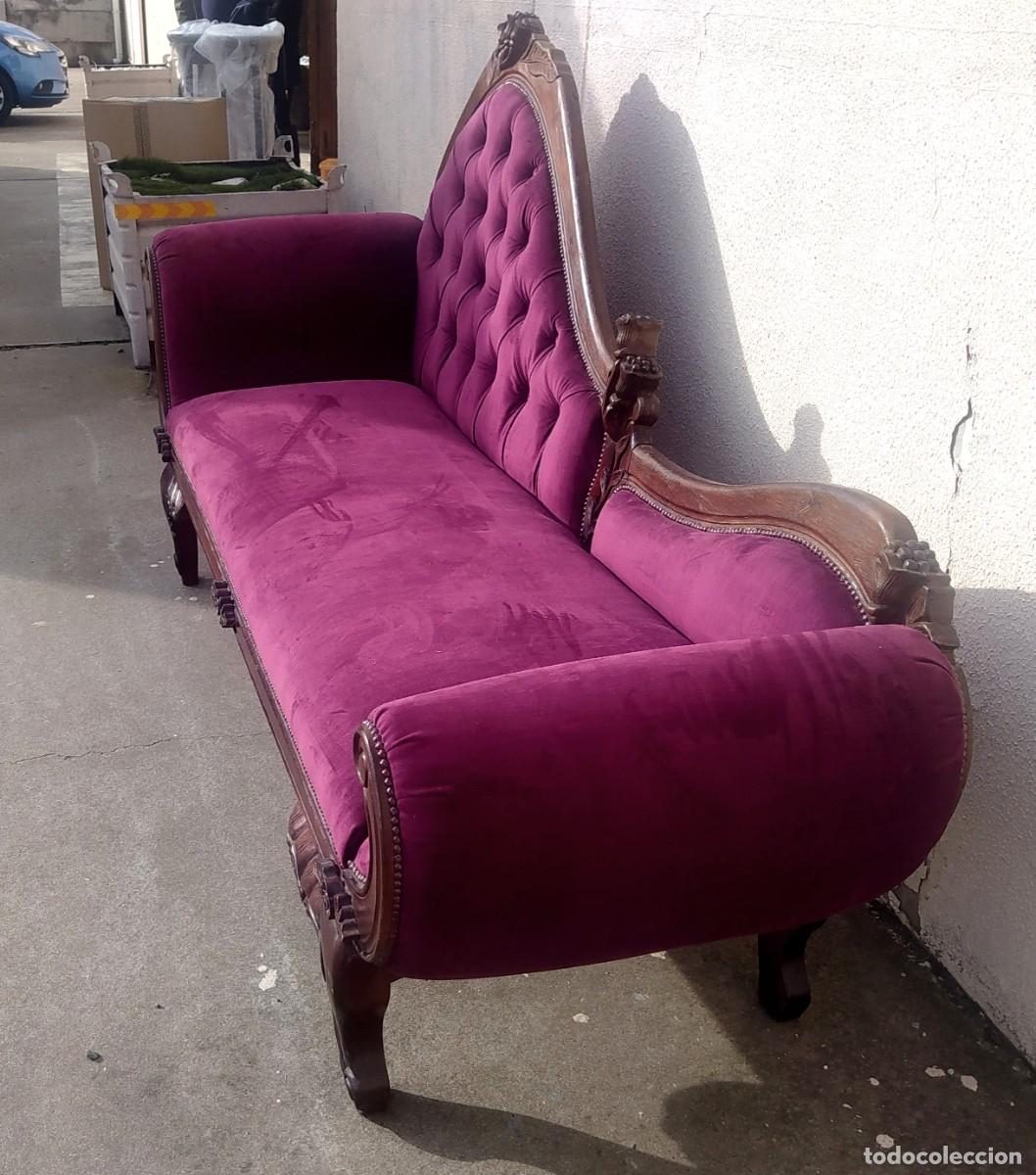 Antig&uuml;edades: Chaiselounge, madera tallada tapizada en terciopelo granate y capitone - Foto 7