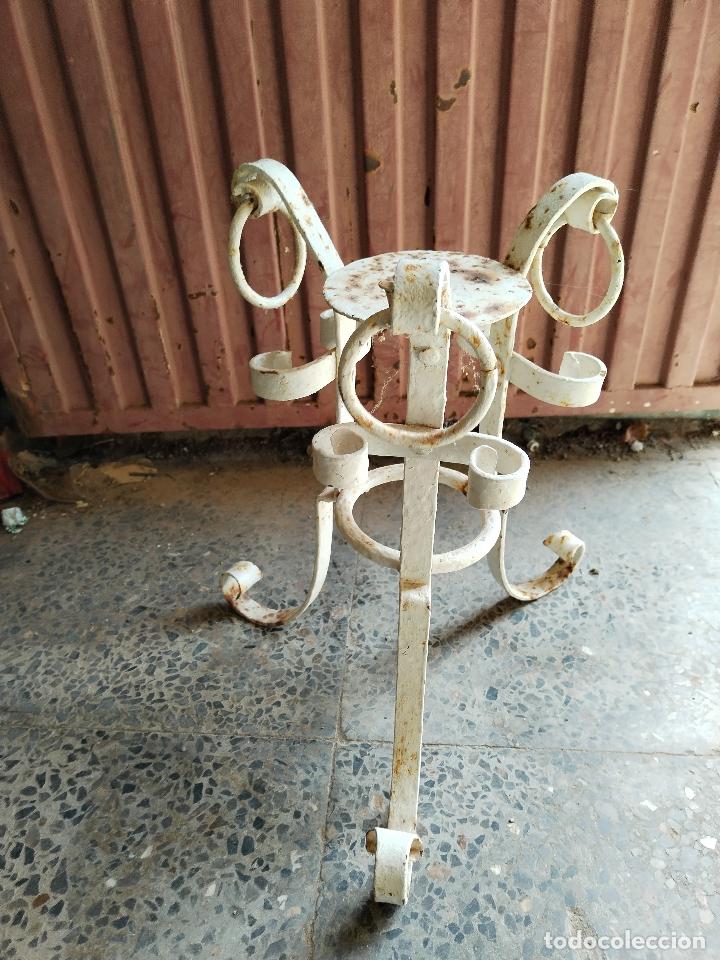 Antig&uuml;edades: macetero en hierro de forja - Foto 1