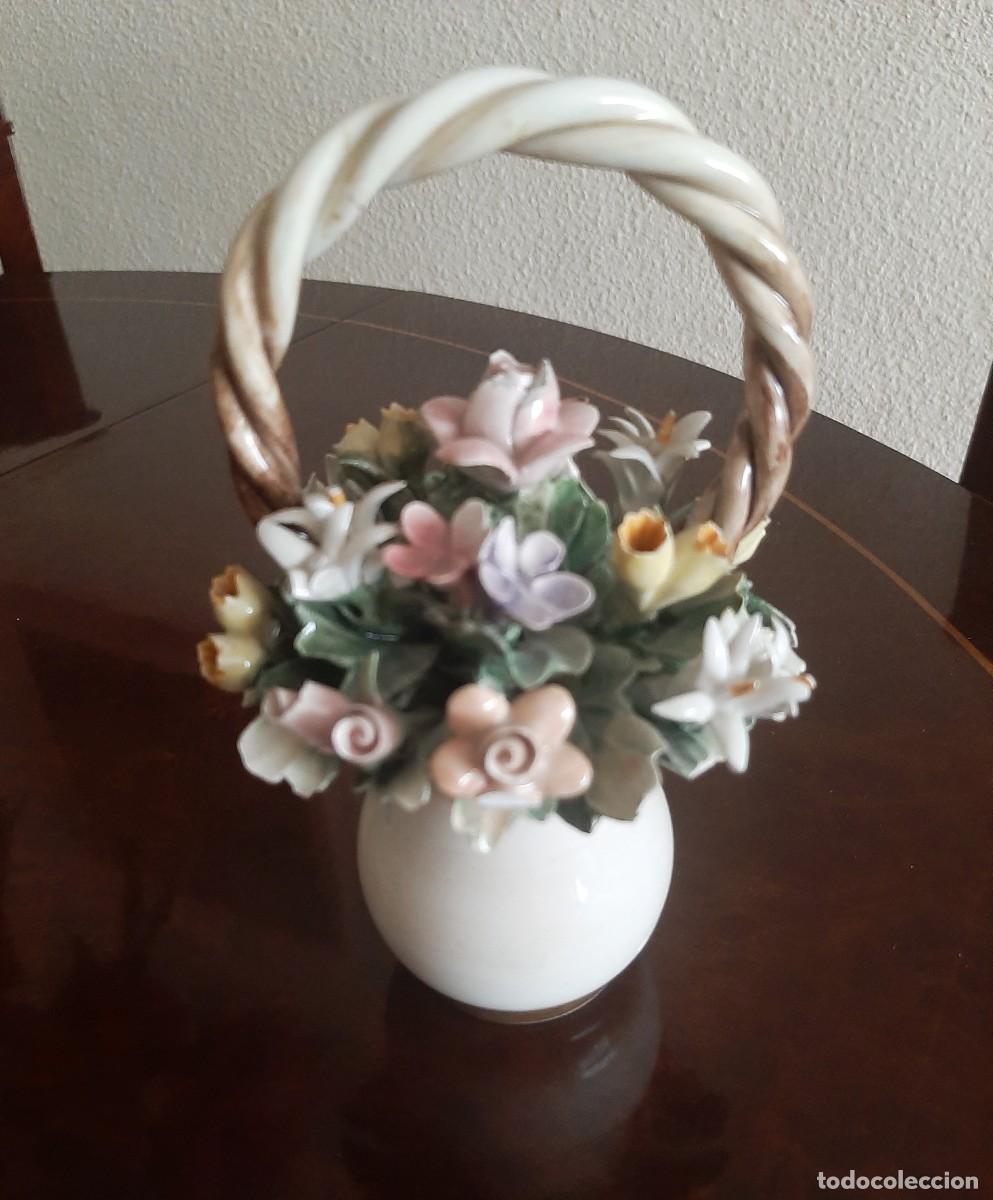 Antig&uuml;edades: CESTA DE FLORES PORCELANA CAPODIMONTE - Foto 1