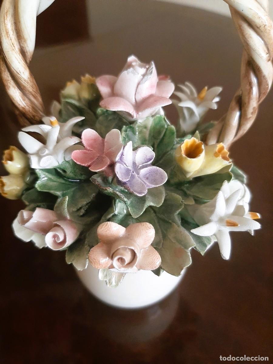 Antig&uuml;edades: CESTA DE FLORES PORCELANA CAPODIMONTE - Foto 2