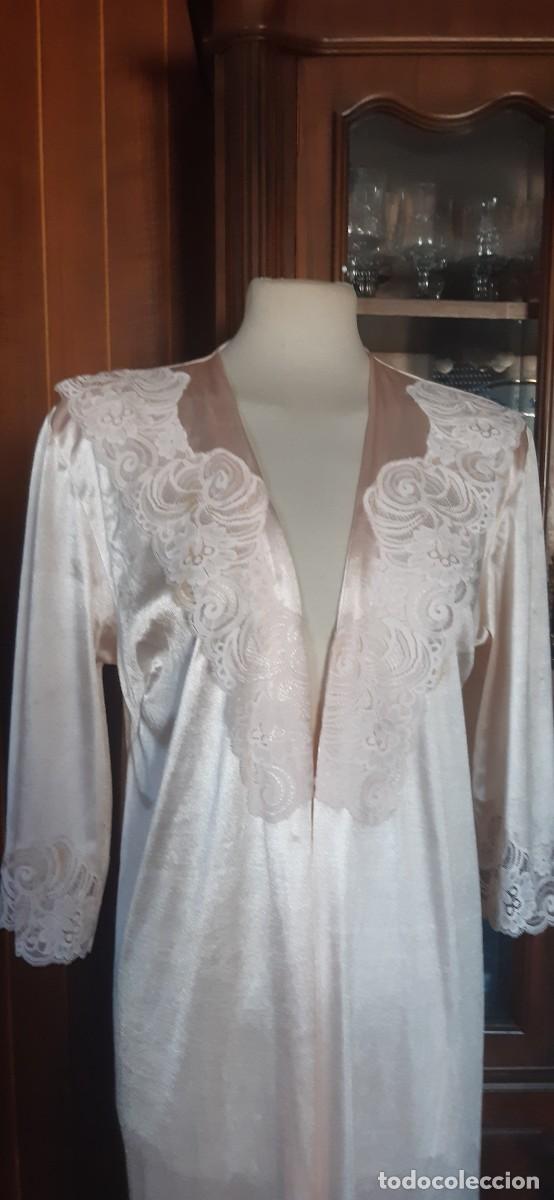 Antig&uuml;edades: ANTIGUA BATA LARGA DE RASO CON ENCAJE, TALLA 40. - Foto 2