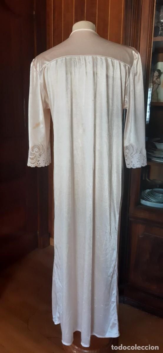 Antig&uuml;edades: ANTIGUA BATA LARGA DE RASO CON ENCAJE, TALLA 40. - Foto 3