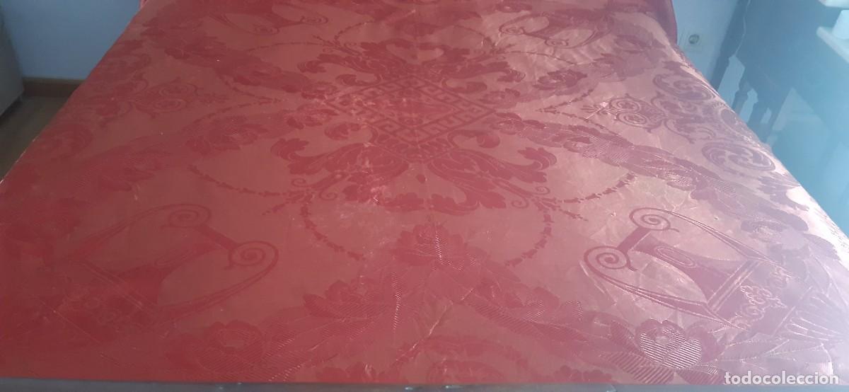 Antig&uuml;edades: ANTIGUA COLCHA DE RASO TORNASOLADA CON DEFECTO. - Foto 3