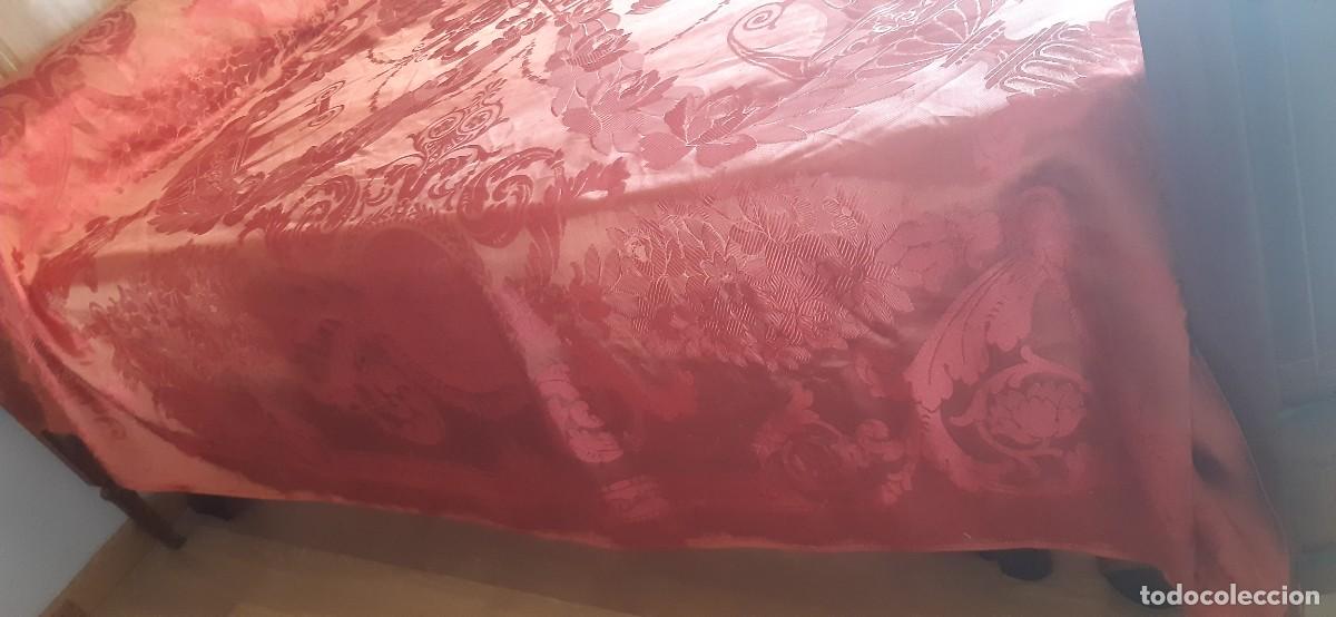 Antig&uuml;edades: ANTIGUA COLCHA DE RASO TORNASOLADA CON DEFECTO. - Foto 4