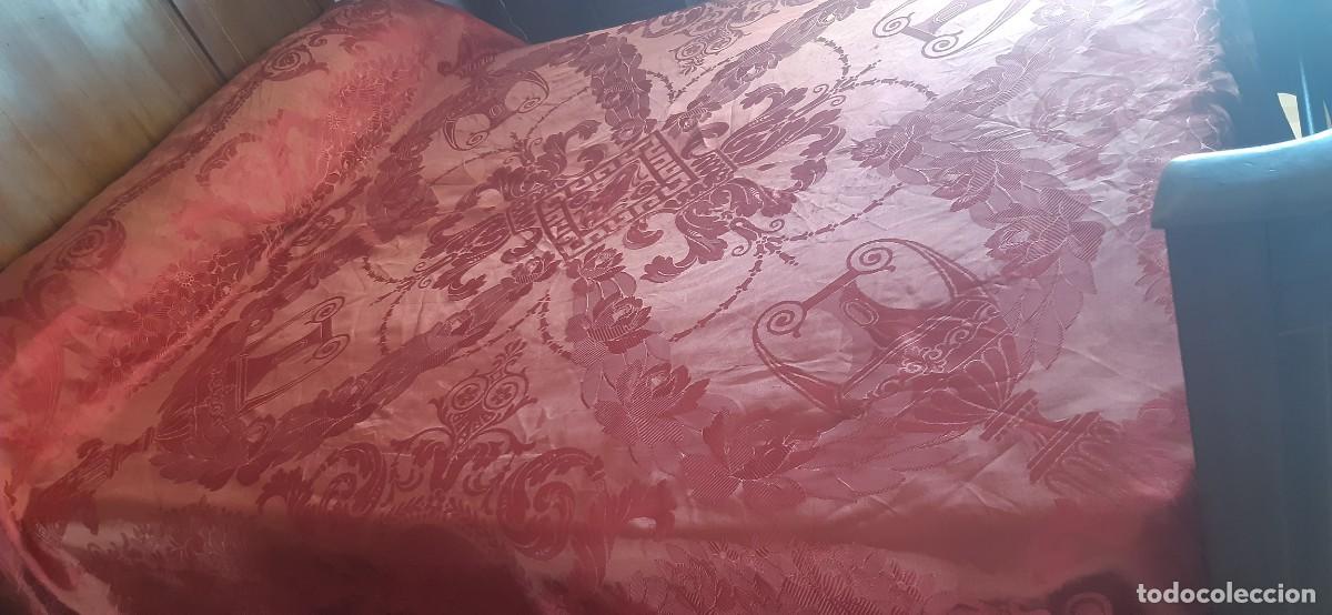 Antig&uuml;edades: ANTIGUA COLCHA DE RASO TORNASOLADA CON DEFECTO. - Foto 5