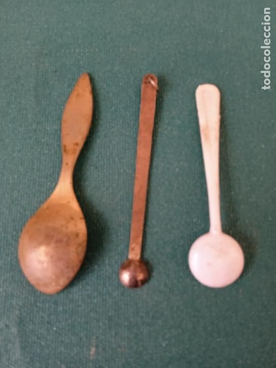Antig&uuml;edades: TRES CUCHARILLAS - PL&Aacute;STICO, LAT&Oacute;N Y PLATA - Foto 2