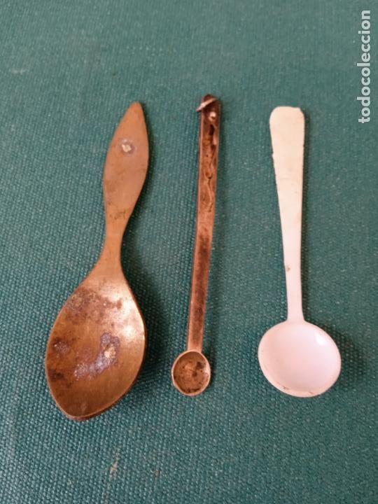 Antig&uuml;edades: TRES CUCHARILLAS - PL&Aacute;STICO, LAT&Oacute;N Y PLATA - Foto 1